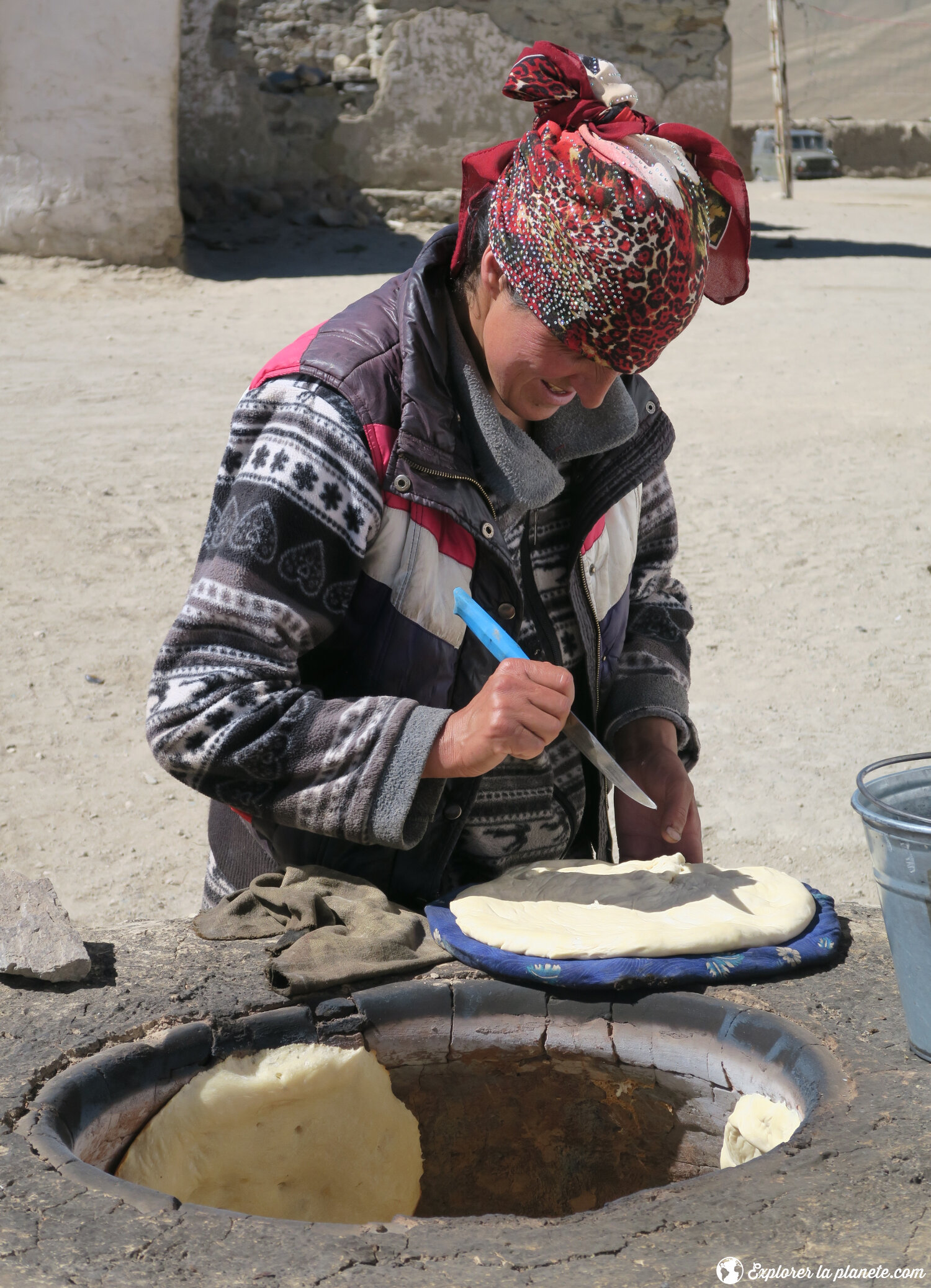 Femme préparant pain nan dans tandoor