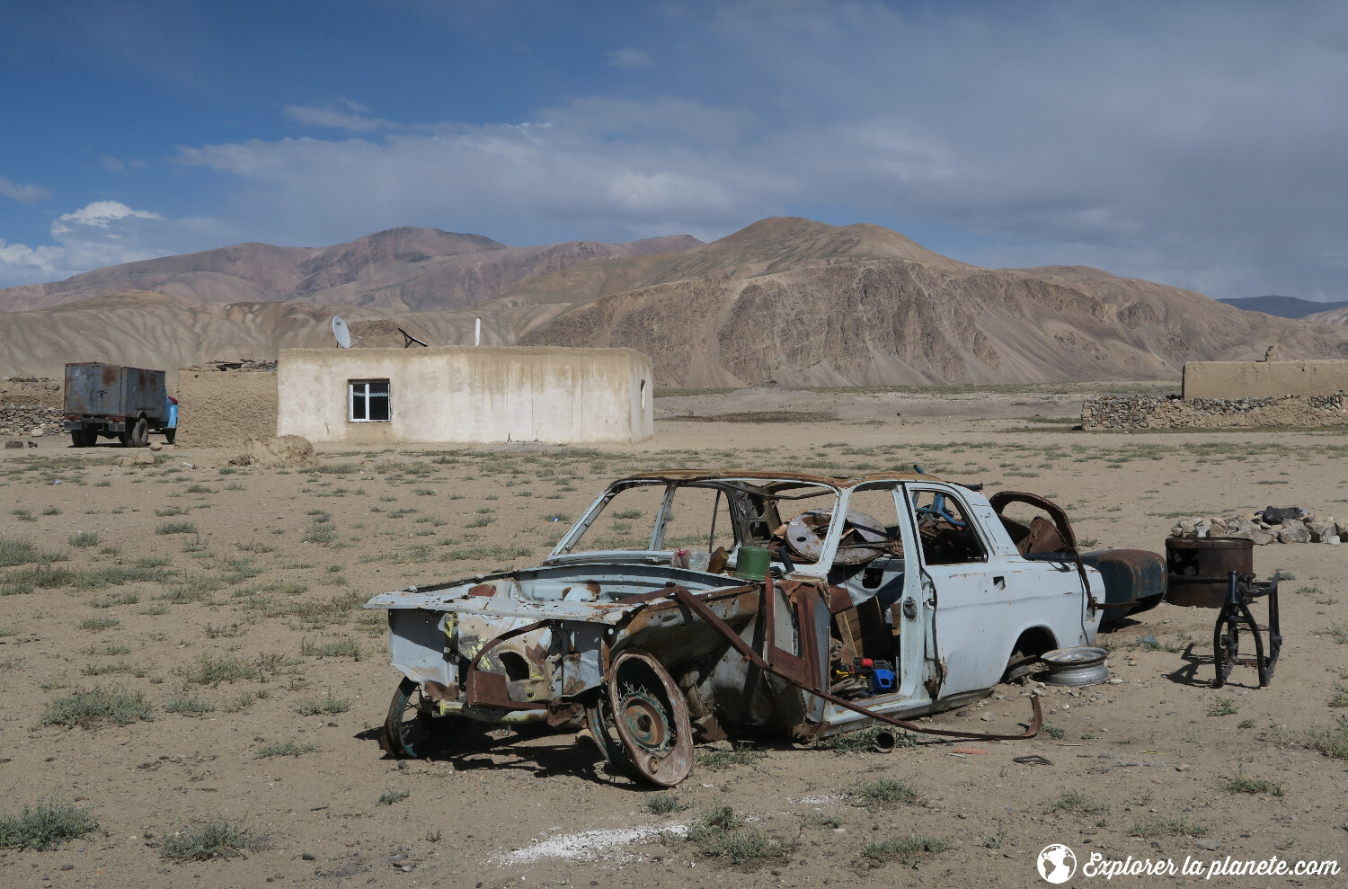 Voiture décomposée à Bulunkul au Tadjikistan
