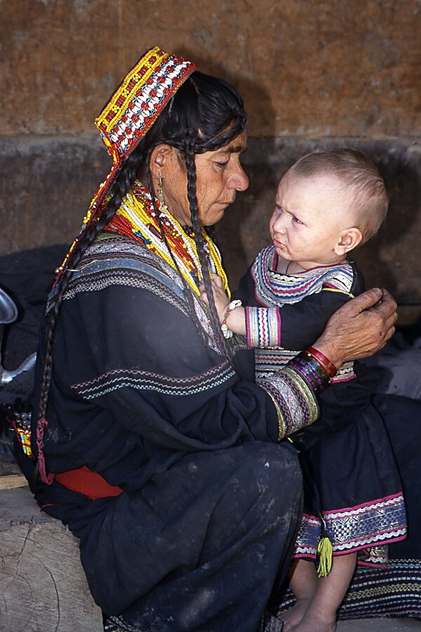 Femme avec enfant - Kalash à Bumburet