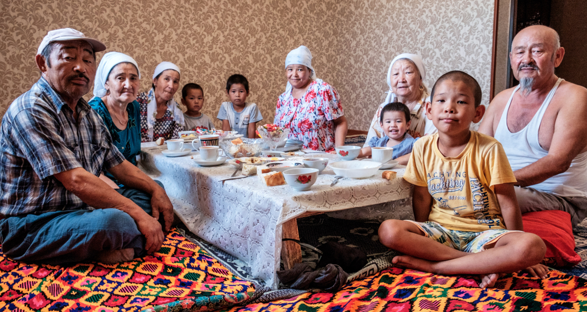 Famille Kazakhs réunie autour d'une table