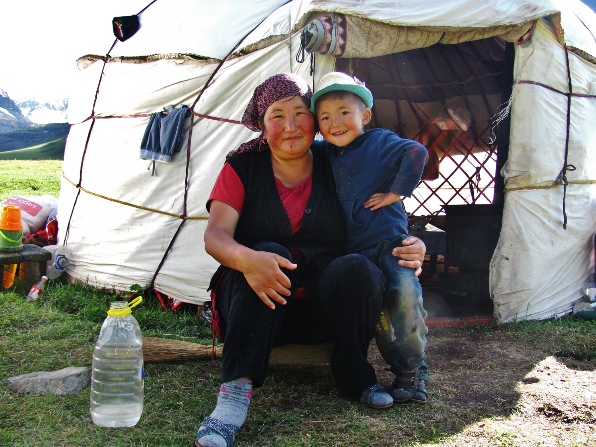 Une femme et son fils à la porte d'une yourte au lac Kul Ukok au Kirghizistan