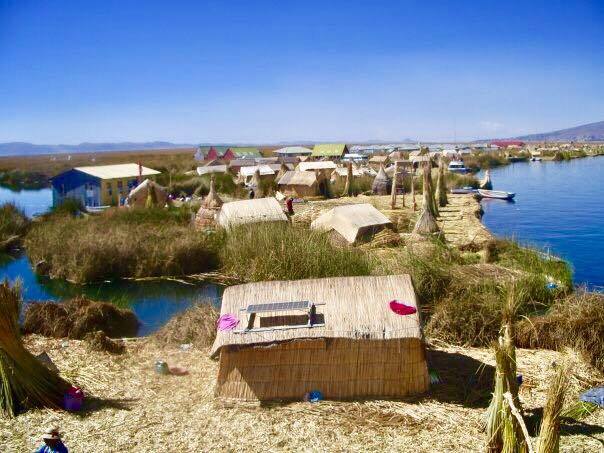 Maisons d'un village Aymara sur le bord de l'eau
