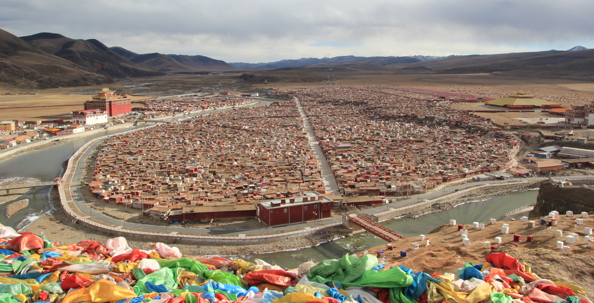 Le village de Yarchen gar dans le Sichuan en Chine