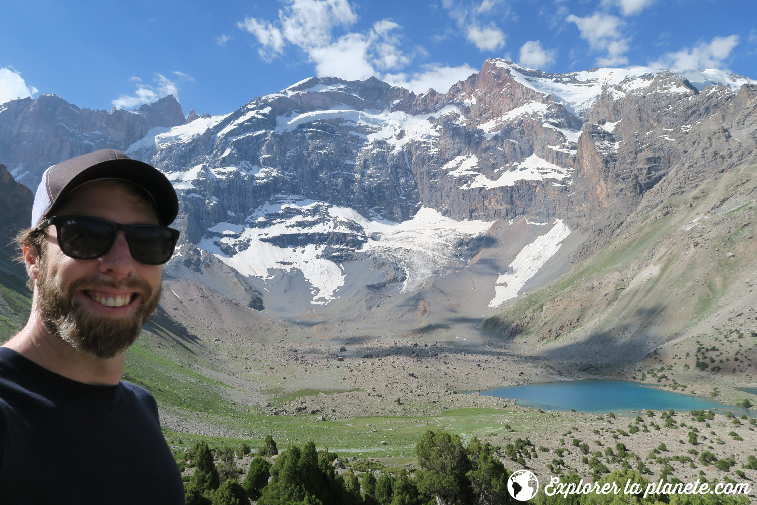 Moi en trek dans les montagnes Fans.