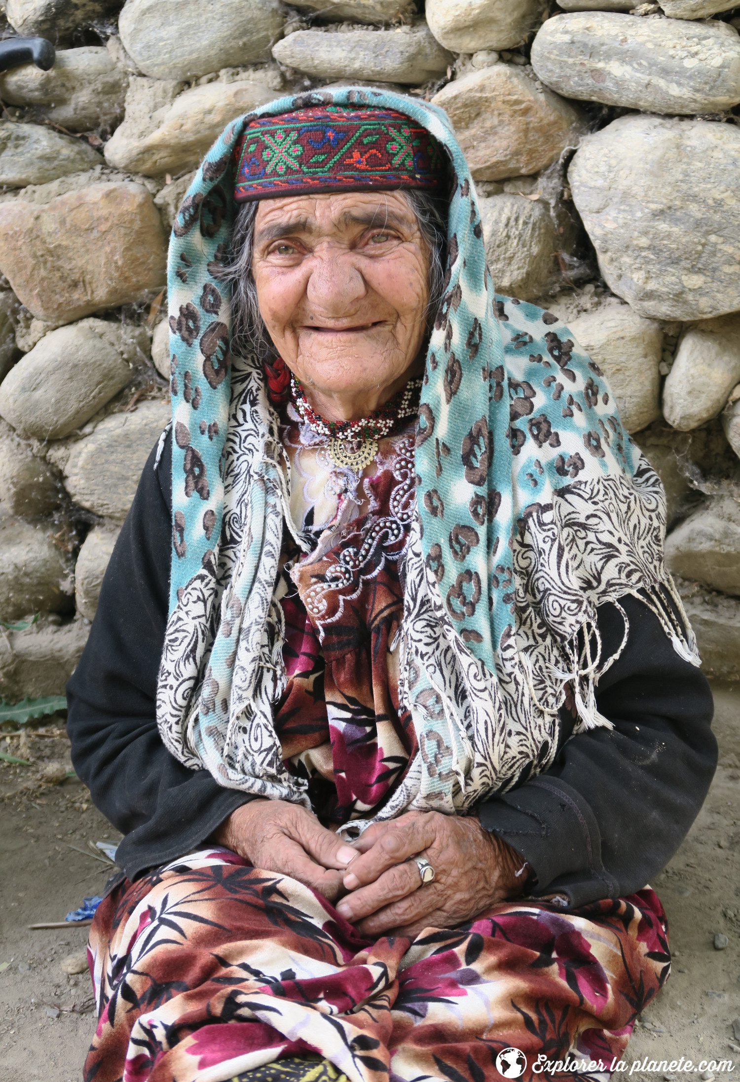Vieille dame d'ethnie Pamir dans la vallée de Whakan.