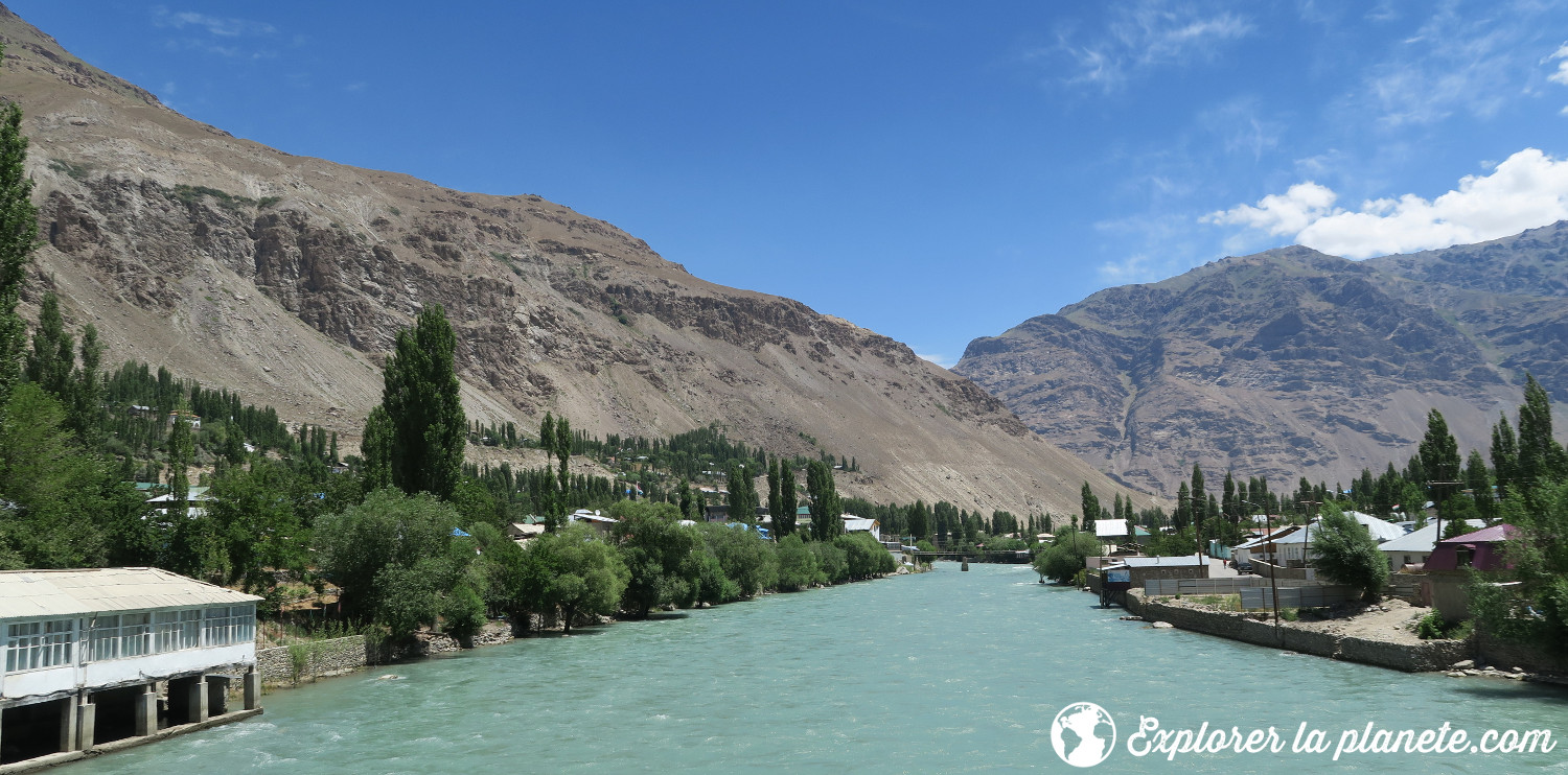 La rivière qui traverse le village de Khorog.