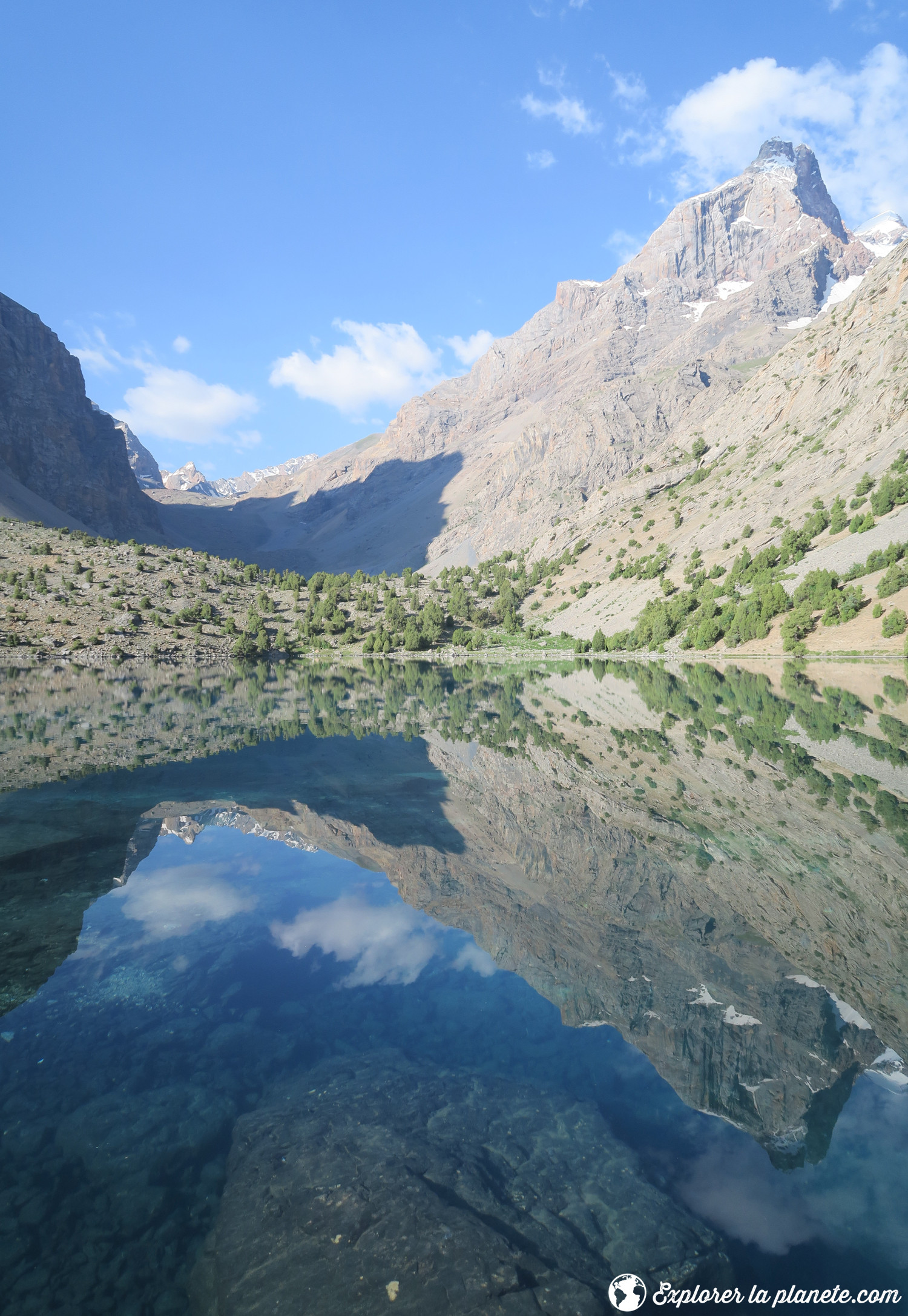 Le lac Alaudin dans les montagnes Fans. Un véritable miroir.