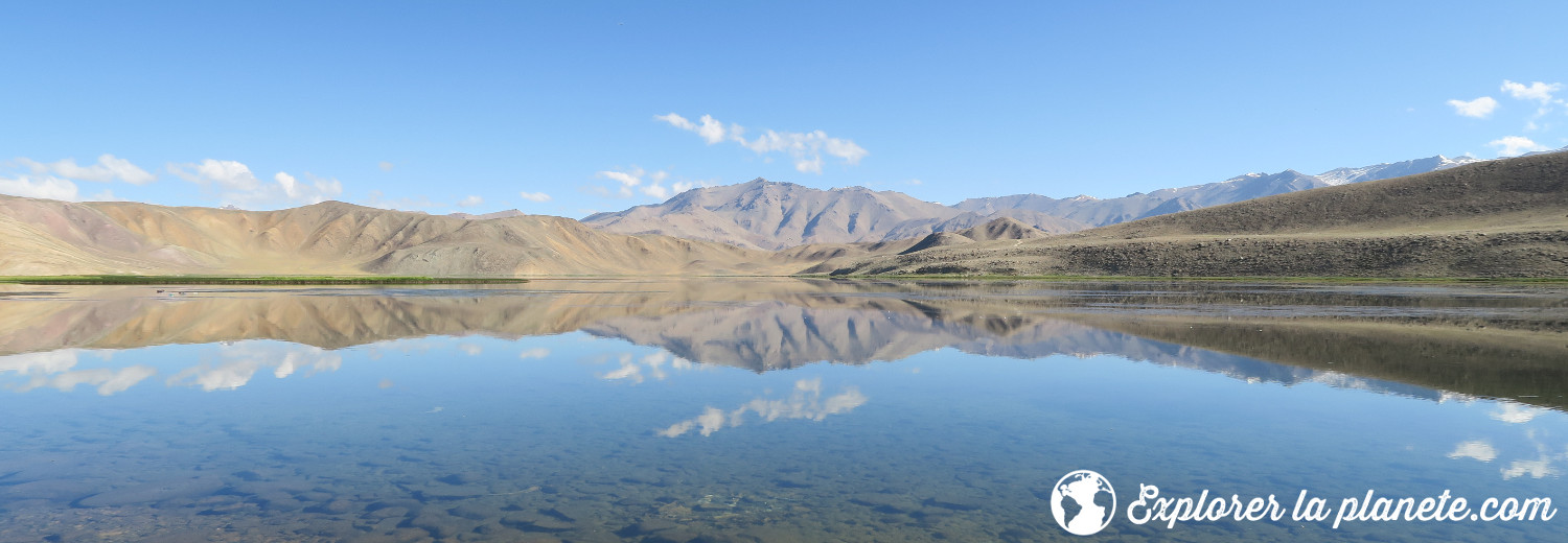 Lac Bulunkul et son effet miroir en plein milieu du désert du Pamir.