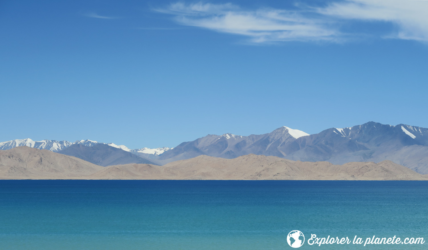 Lac Karakul et ses montagnes en arrière-plan.