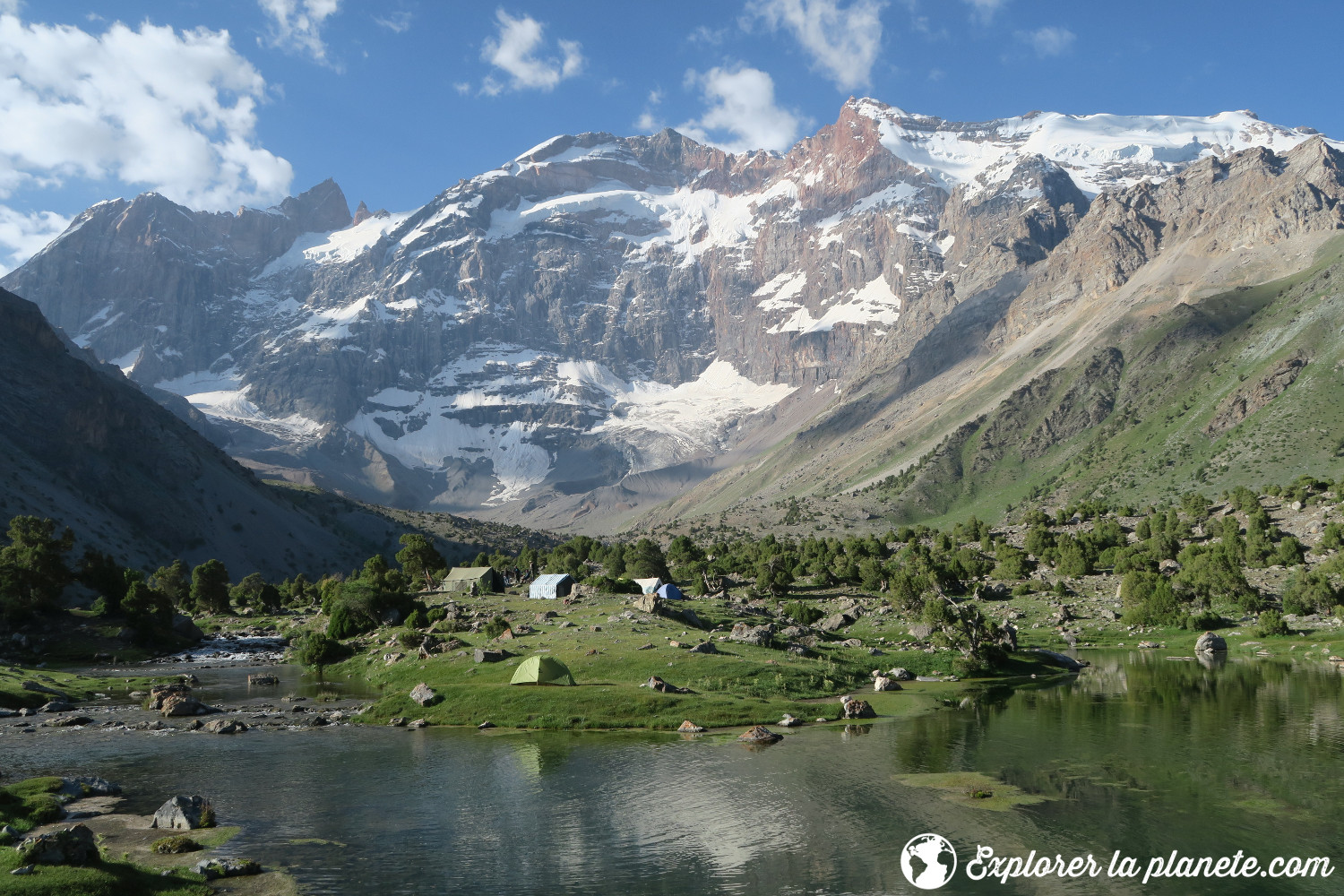 Lac Kulikalon dans les montagnes Fans au Tadjikistan.