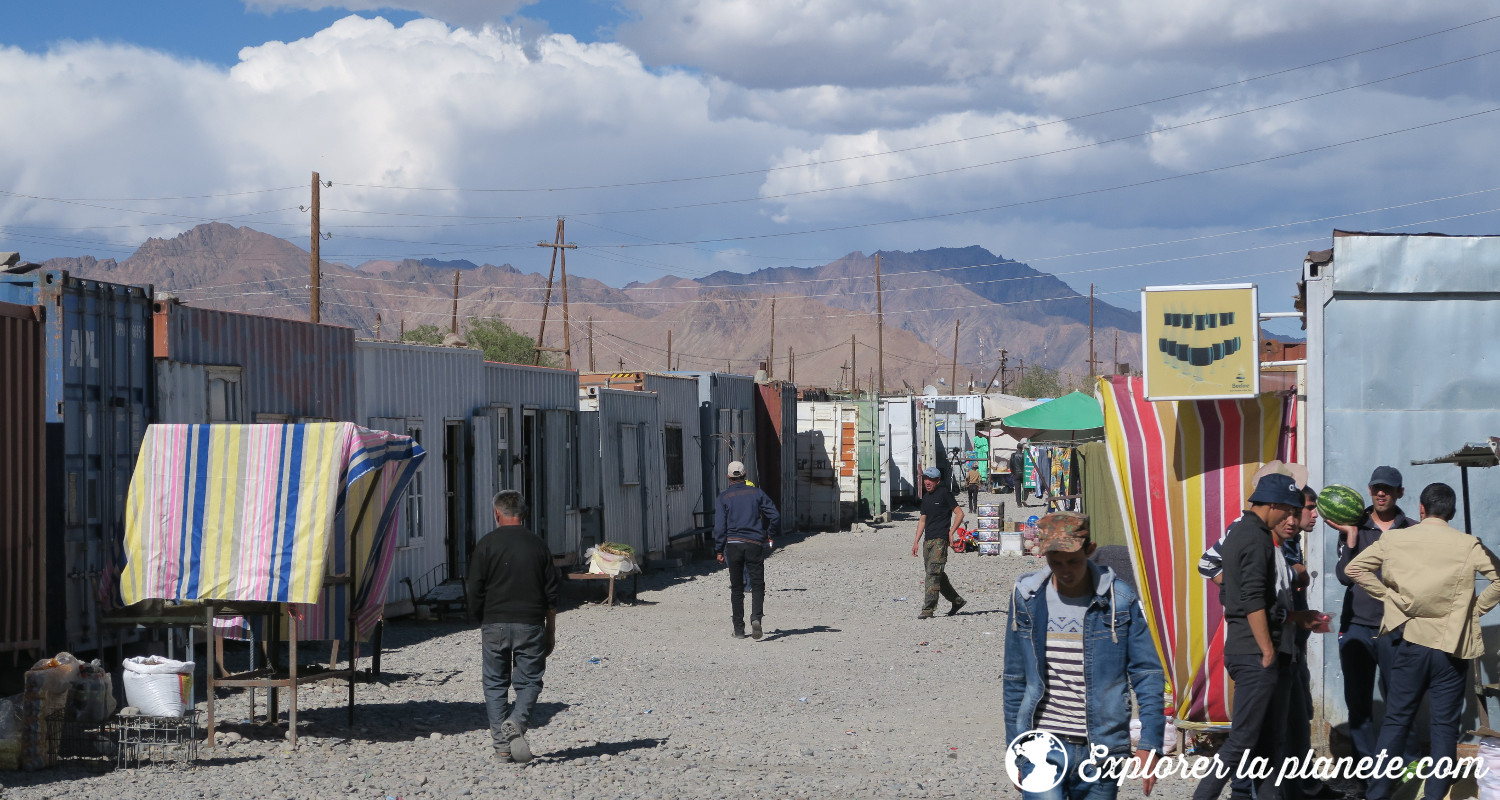 Marché de Murghab avec ses commerces dans des conteneurs.