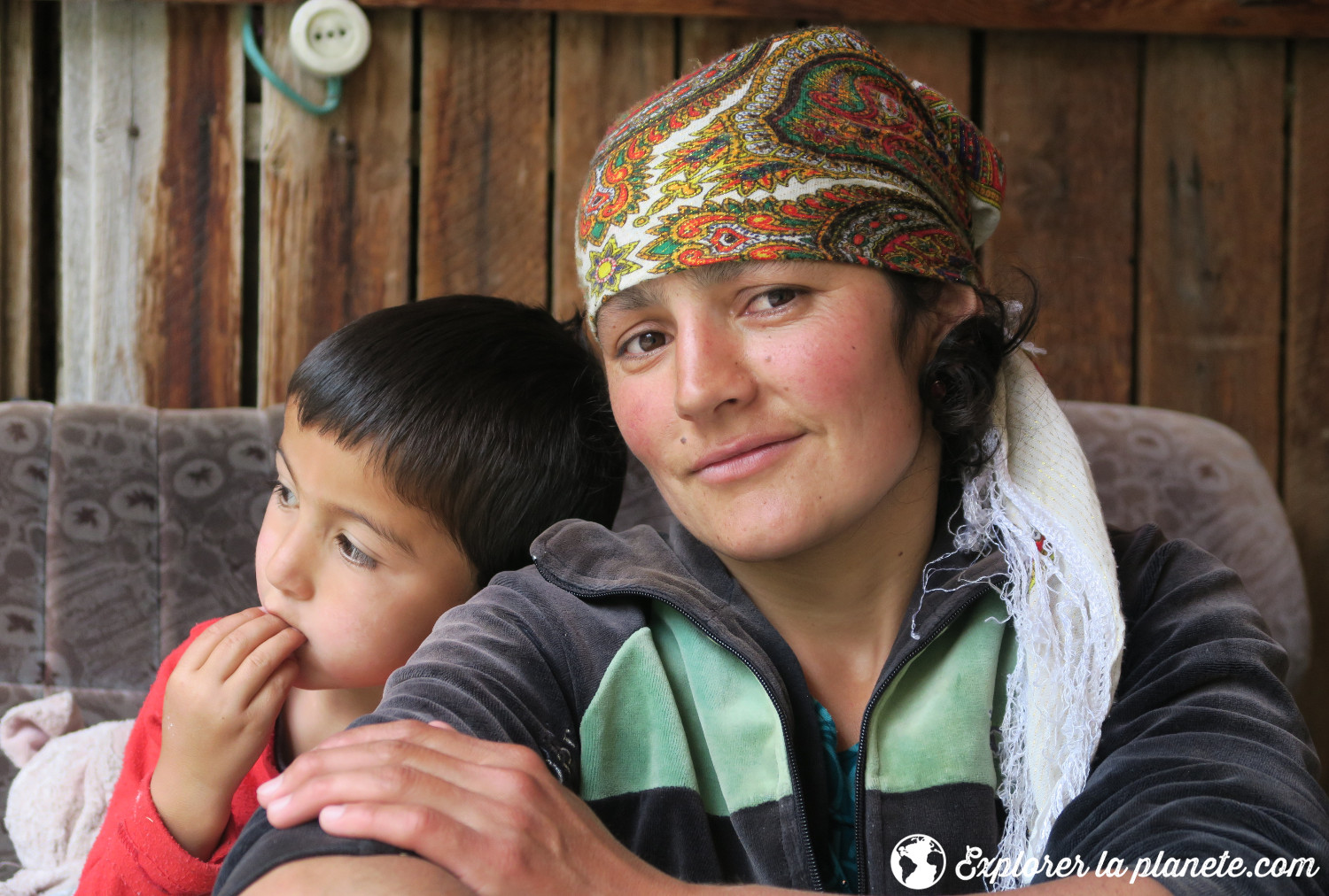 Une femme et son fils Tadjikes qui vivent dans les montagnes