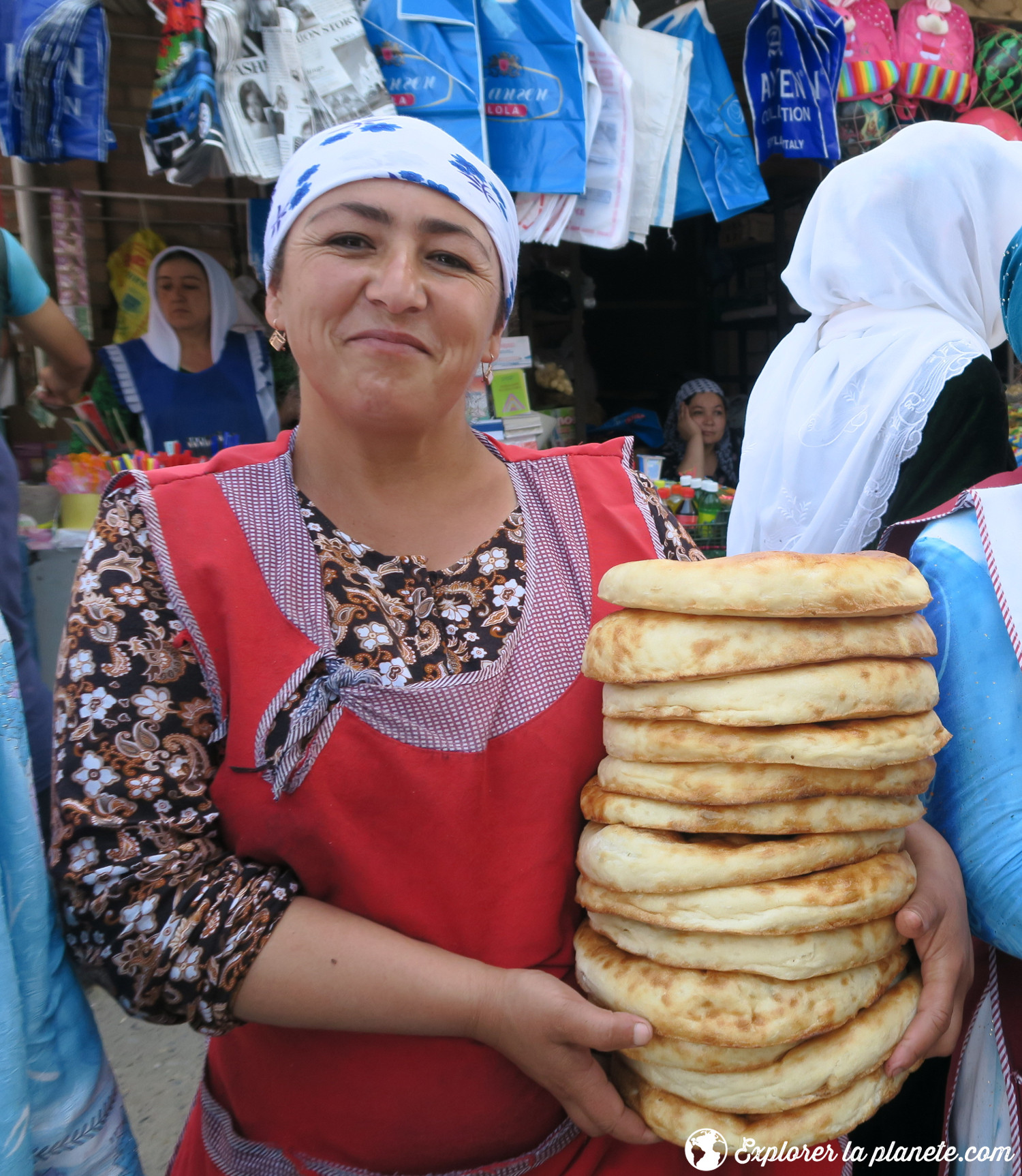 Femme avec nan au Tadjikistan.
