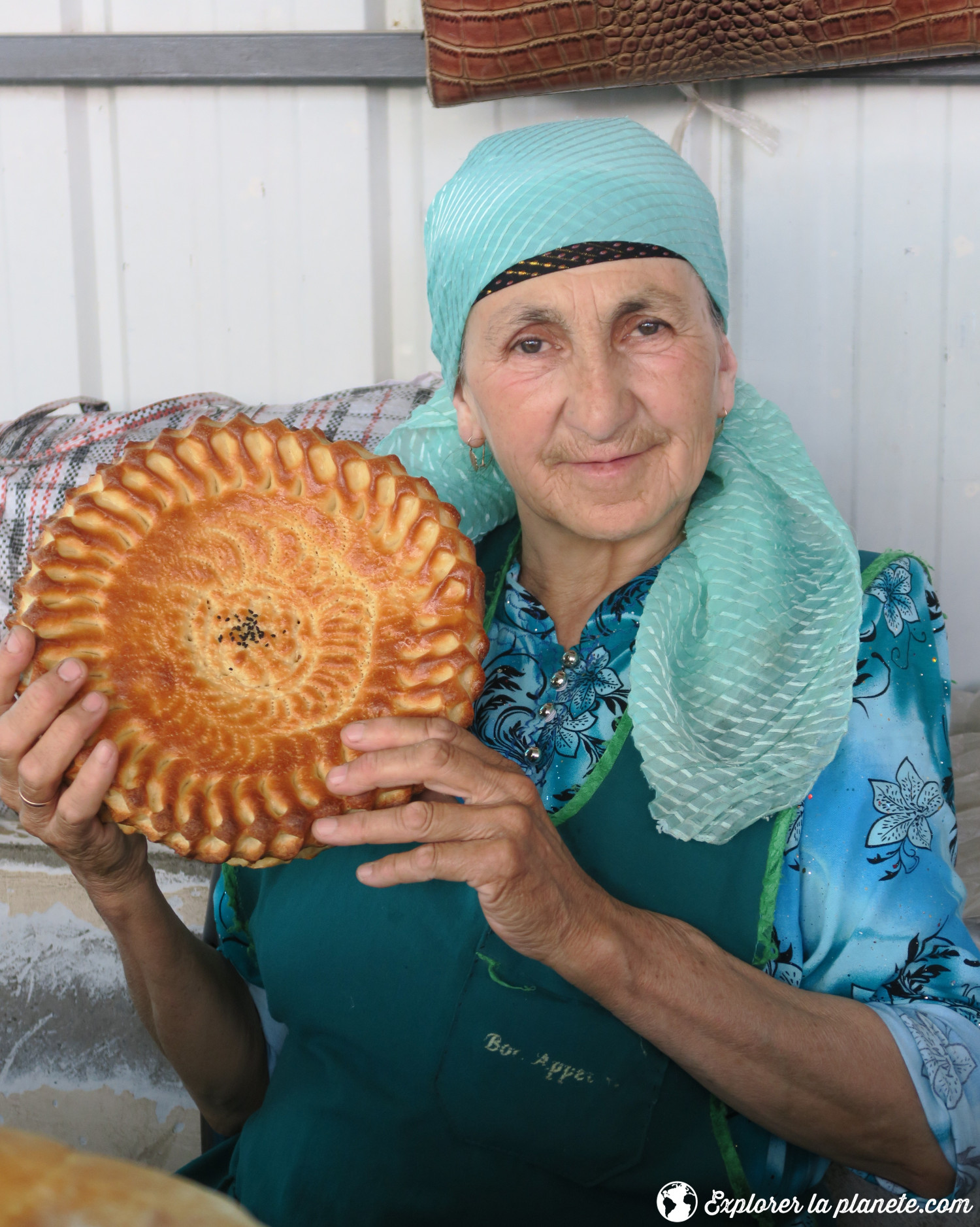 Femme Tadjike avec pain nan.