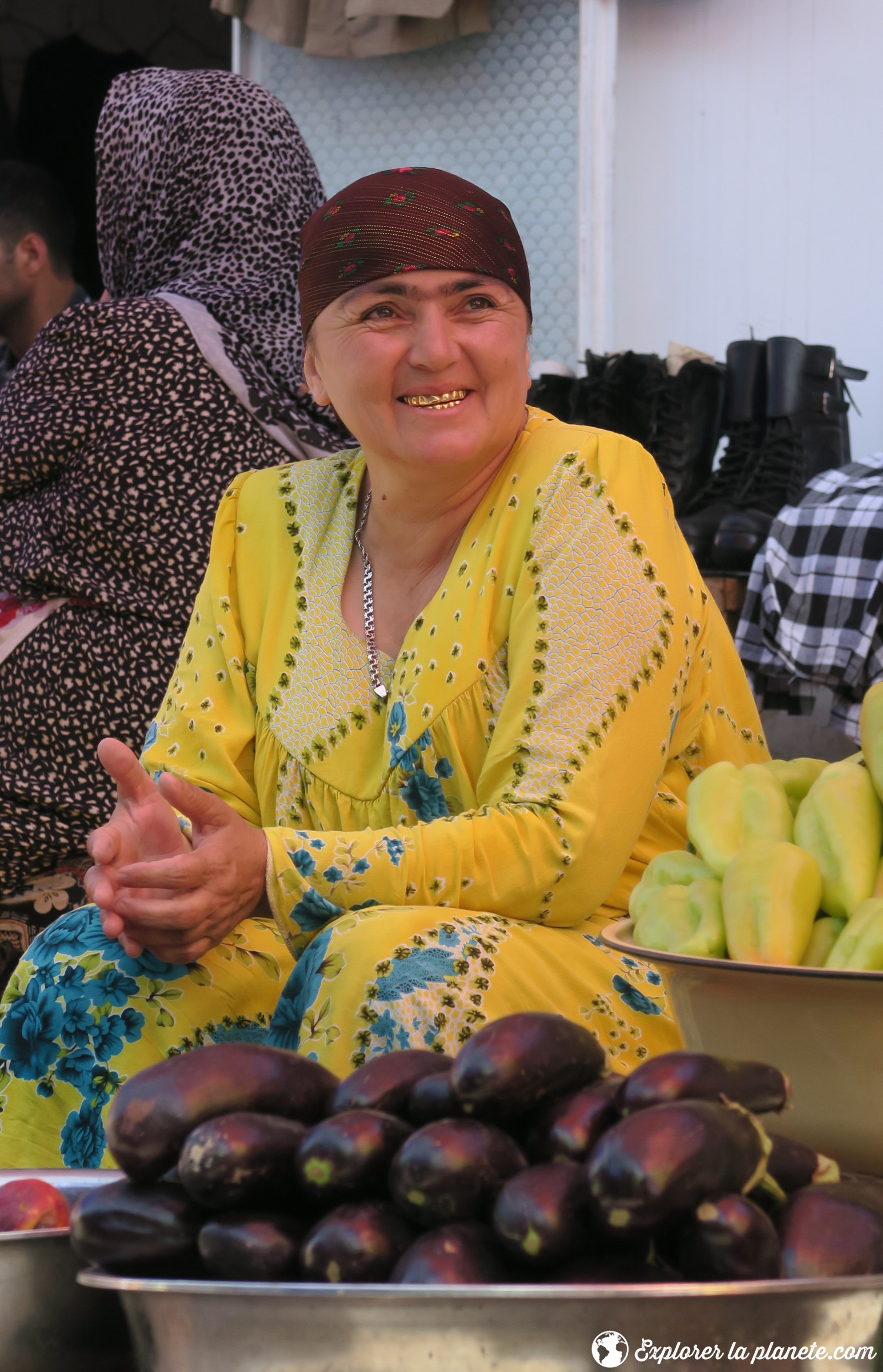 Femme au Green market de Douchanbé qui sourit avec ses dents en or.