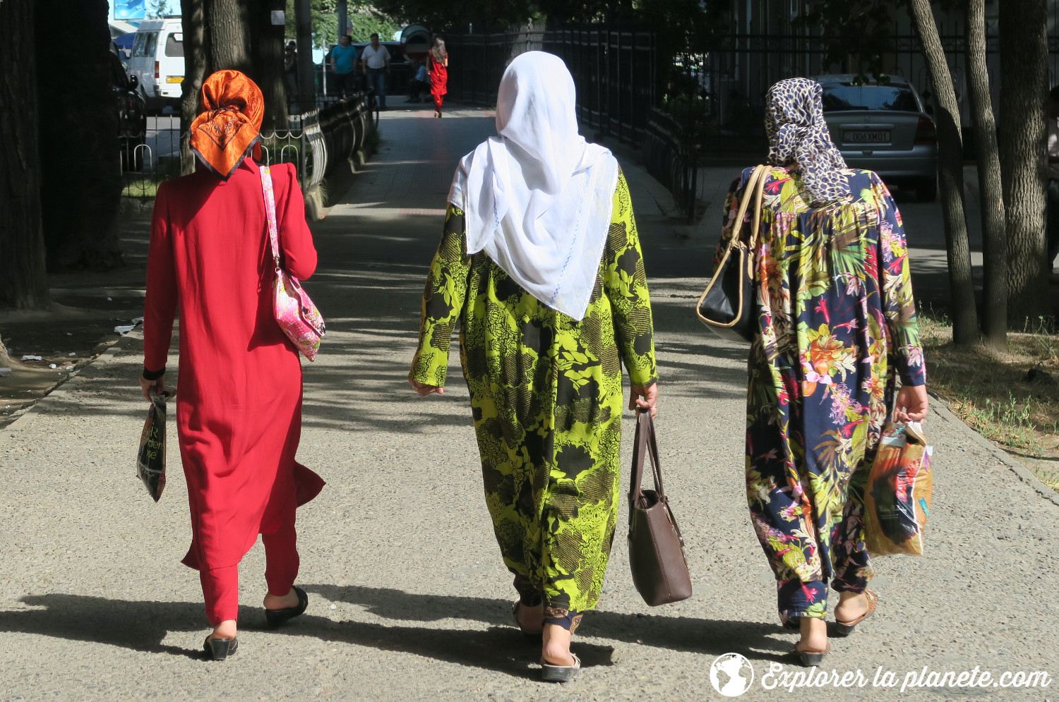 Femmes à Douchanbé qui marchent en portant un voile.