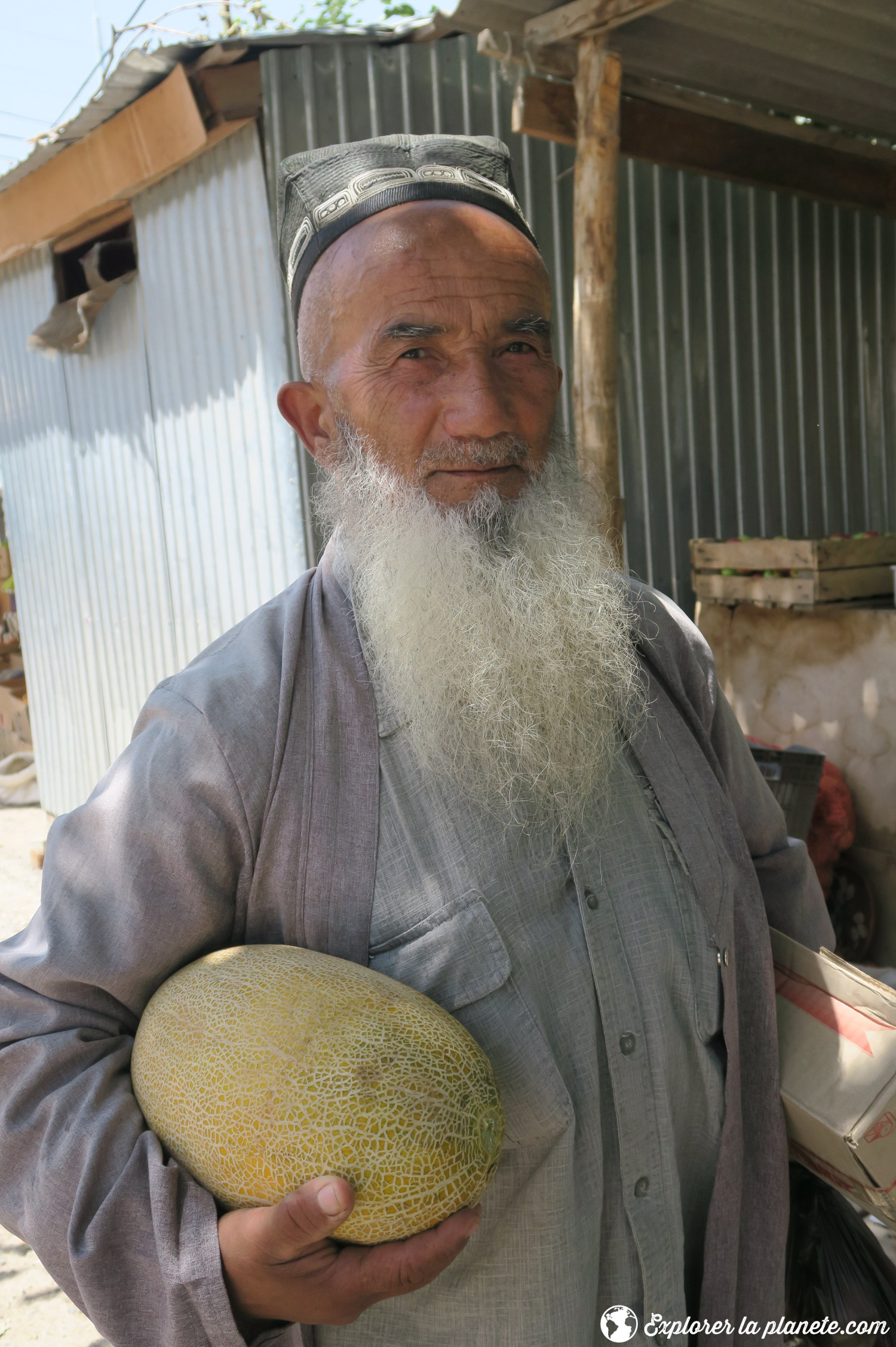 Vieil homme avec melon au Tadjikistan.