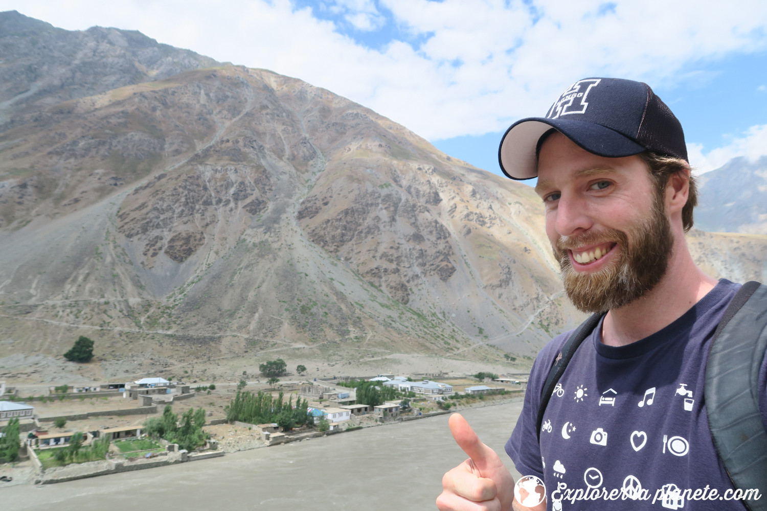 Moi devant l'Afghanistan de l'autre côté de la rivière. Je suis à la frontière entre les deux pays.