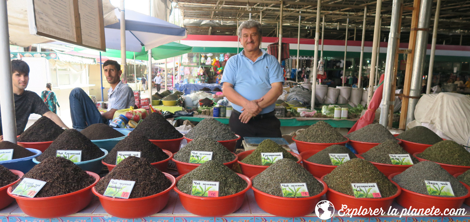 Vendeur de thé au Green market de Douchanbé.