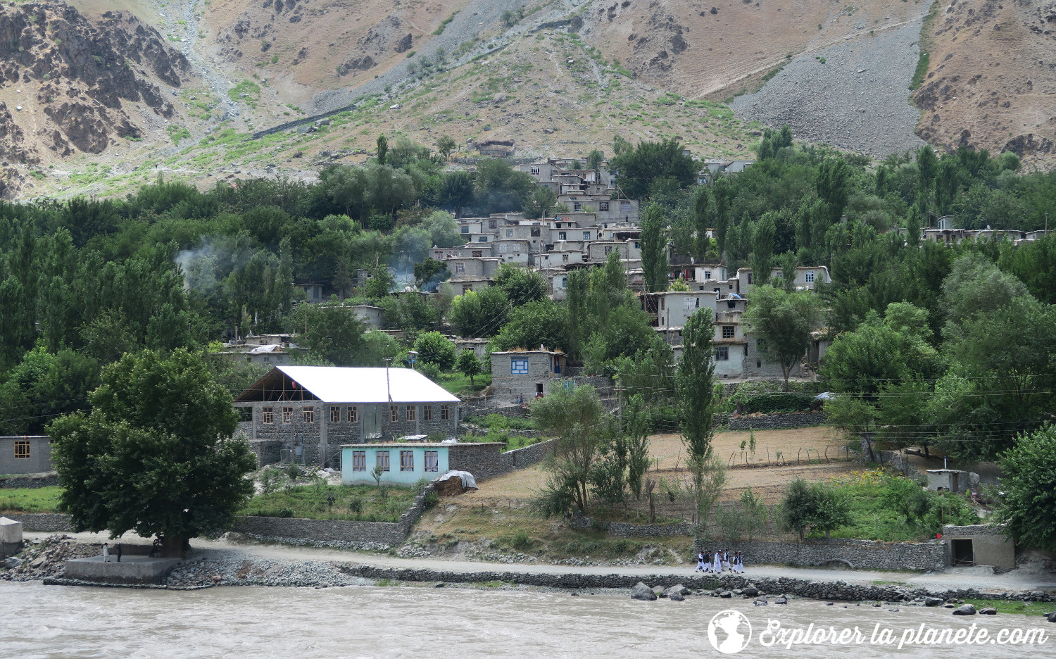 Village afghan de l'autre côté de la rivière (vu du Tadjikistan).