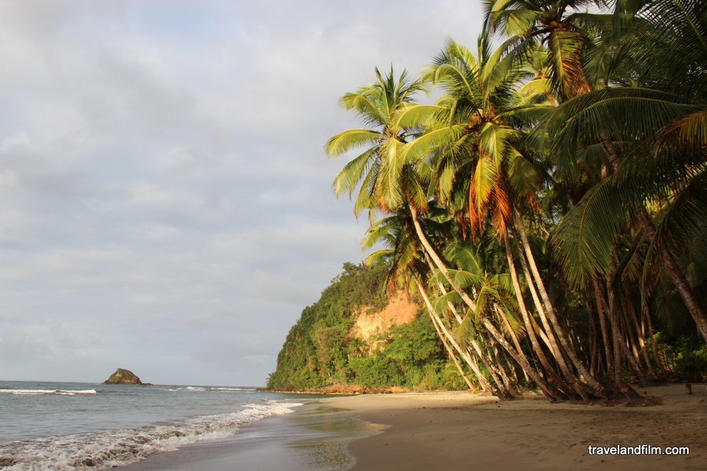 Plage de Batibou bay en Dominique au coucher de Soleil destinations en dehors des sentiers battus