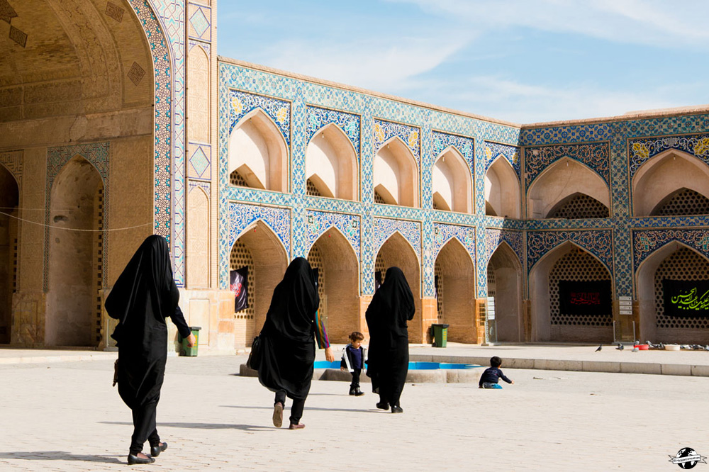 Trois femmes habillées en noir dans une mosquée en Iran destinations en dehors des sentiers battus