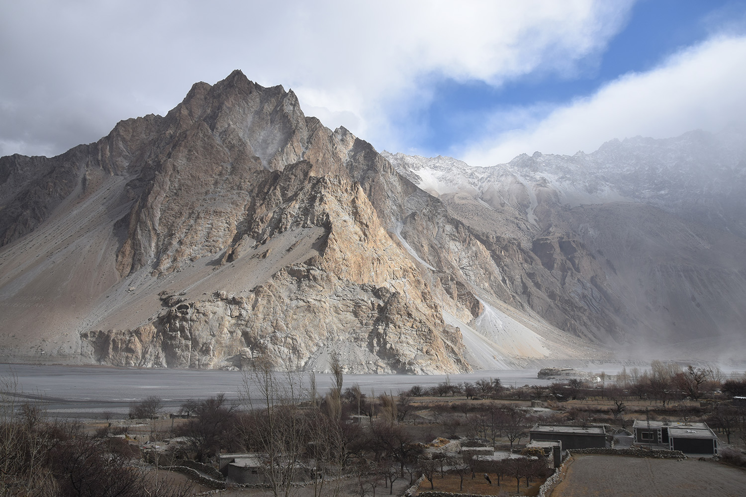 Montagnes dans la Karakhoram highway au Pakistan destinations en dehors des sentiers battus