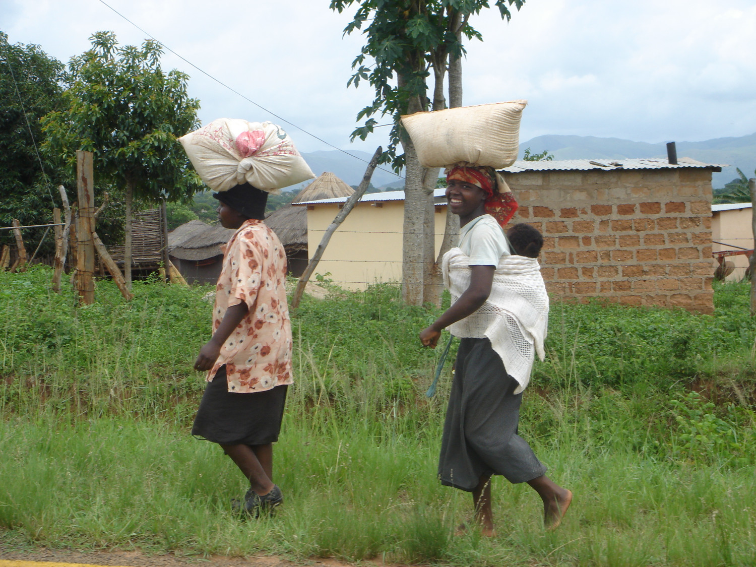 Villageois transportant des sacs sur la tête au Swaziland destinations en dehors des sentiers battus