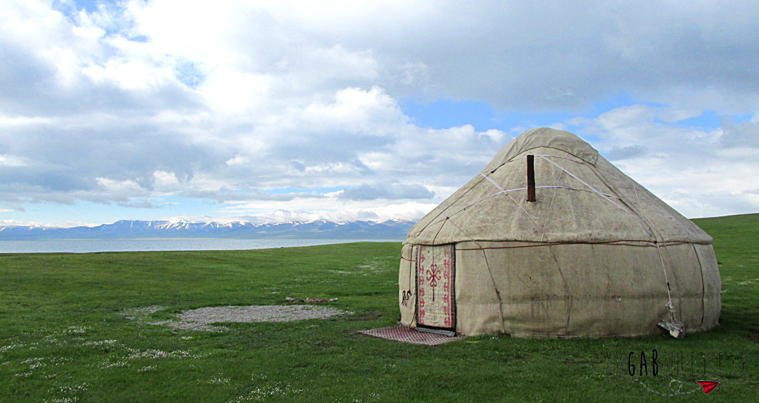 Yourte au Kirghizistan sur le bord du lac Song kul avec les montagnes dans l'arrière plan