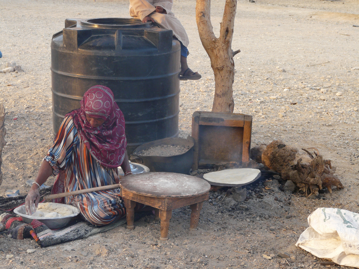 Dame faisant du pain à Marsa Alam en Egypte destinations en dehors des sentiers battus