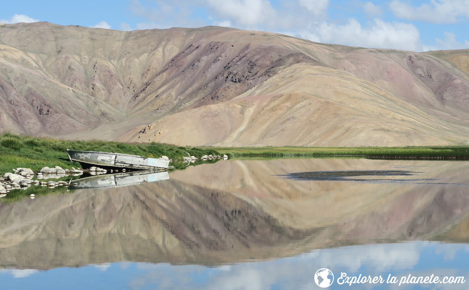 Effet miroir sur le Lac Bulunkul au Tadjikistan
