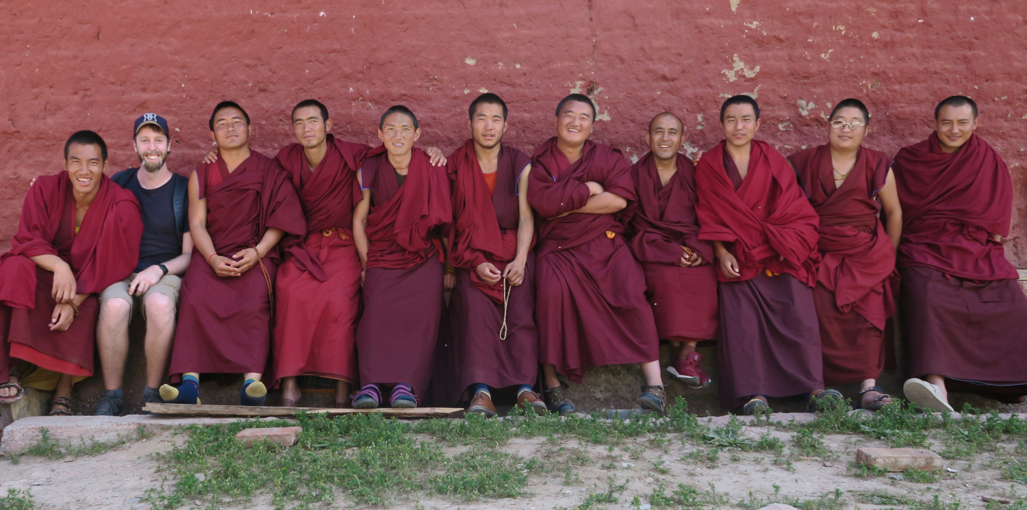 Moi avec des moines à Langmusi en Chine