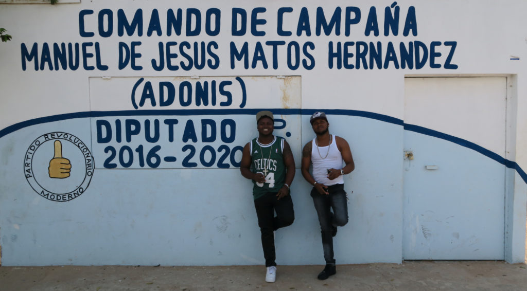 Locaux devant une enseigne de comando de campana en République dominicaine