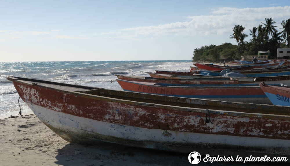 Les bateaux sur la plages de Padernales en République dominicaine