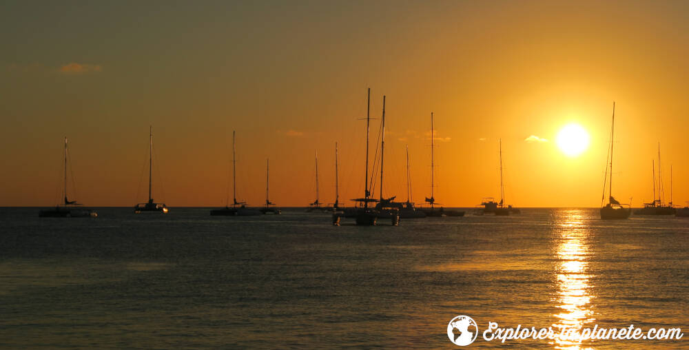 Coucher de soleil avec bateaux à Bayahibe en République dominicaine