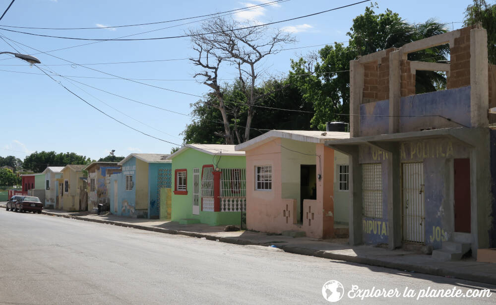 Une rue de Padernales avec des maisons colorées