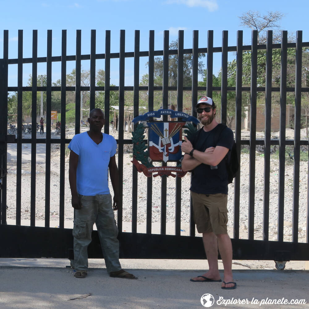Avec Jean-Marie devant la cloture à la frontière entre la République dominicaine et Haïti (à Padernales)