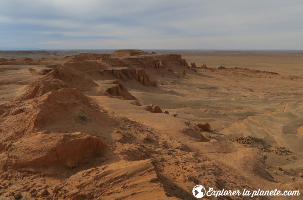 Les falaises de Bayanzag (flaming cliffs) où on a retrouvé des fossiles de dinosaures.