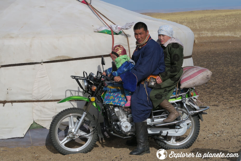 Une famille mongole sur une moto.