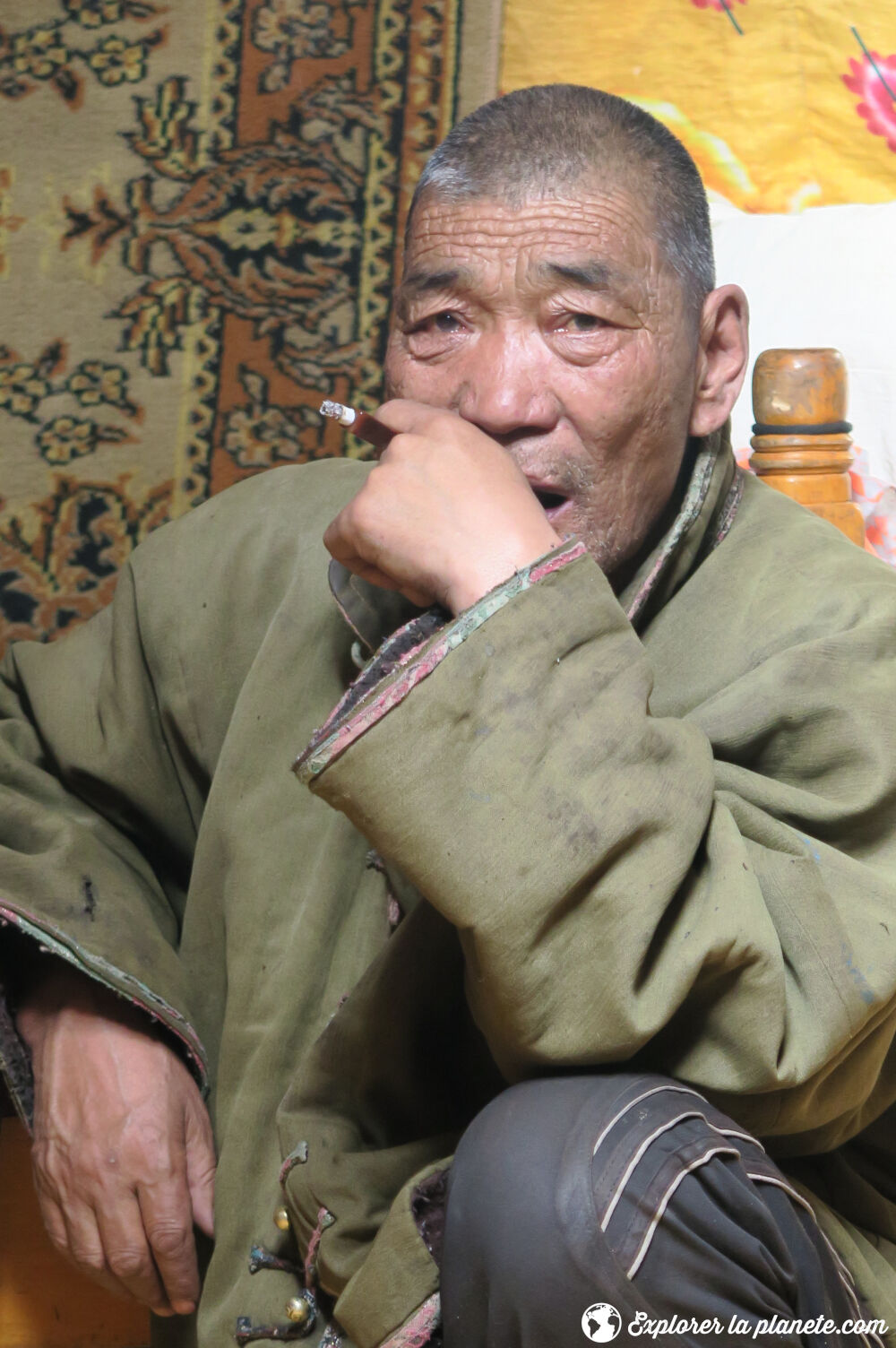Un vieil homme de Mongolie qui fume.