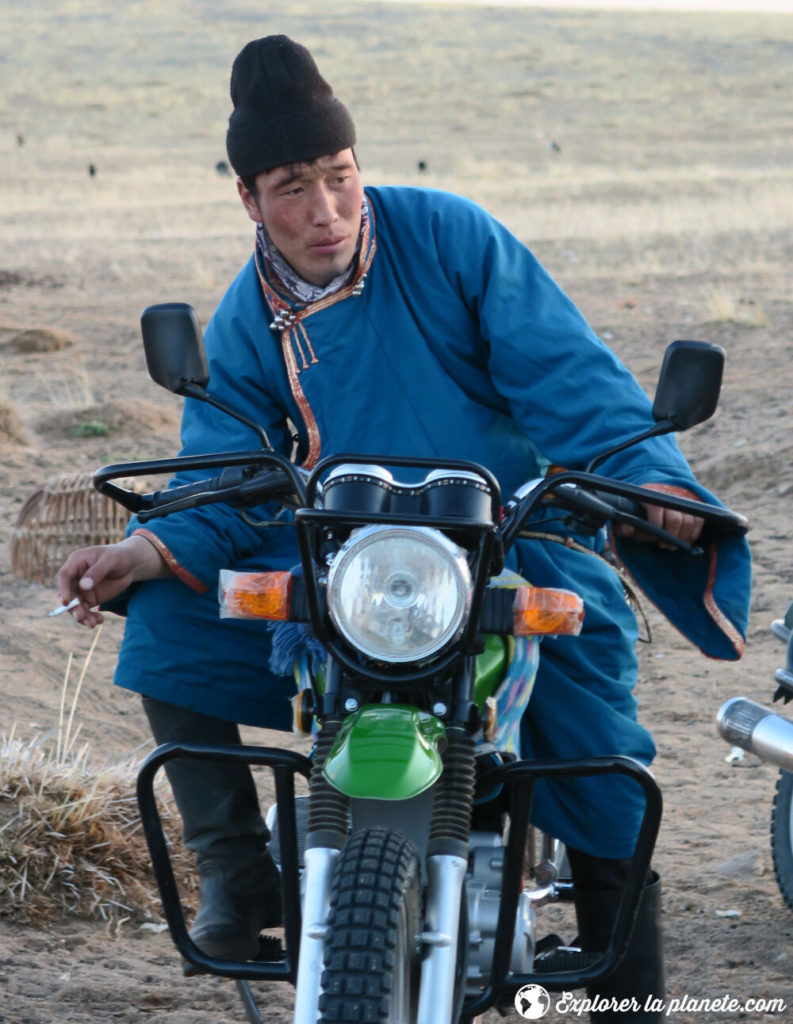 Un Mongol sur sa moto.