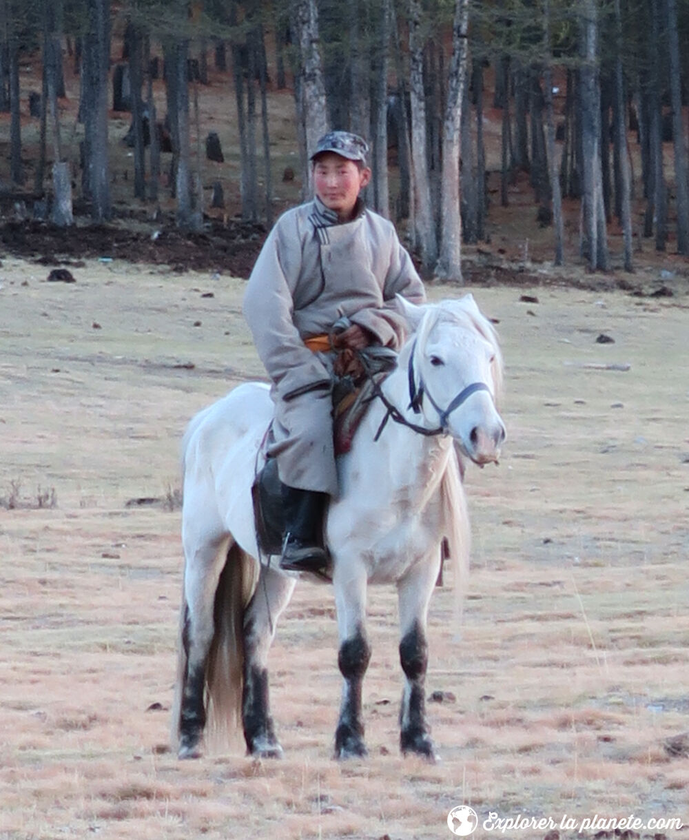 Un Mongol à dos de cheval.