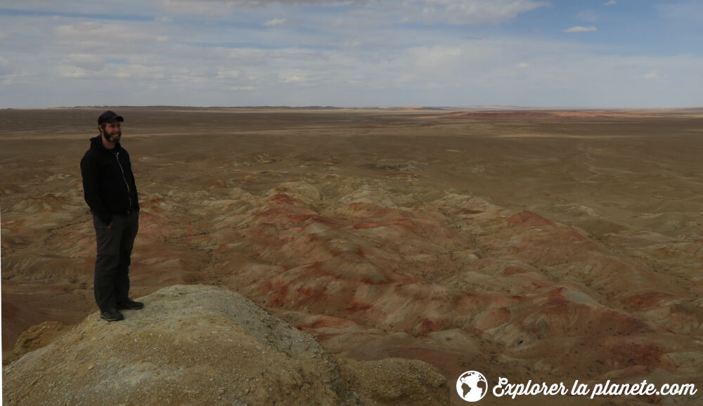 Le paysage de Tsagaan Survarga dans le désert de Gobi avec ses couleurs rouges, jaunes, beiges et blanches.