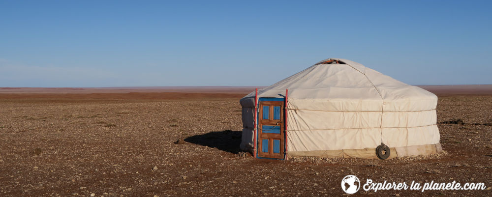 Une yourte en plein milieu du désert de Gobi en Mongolie.