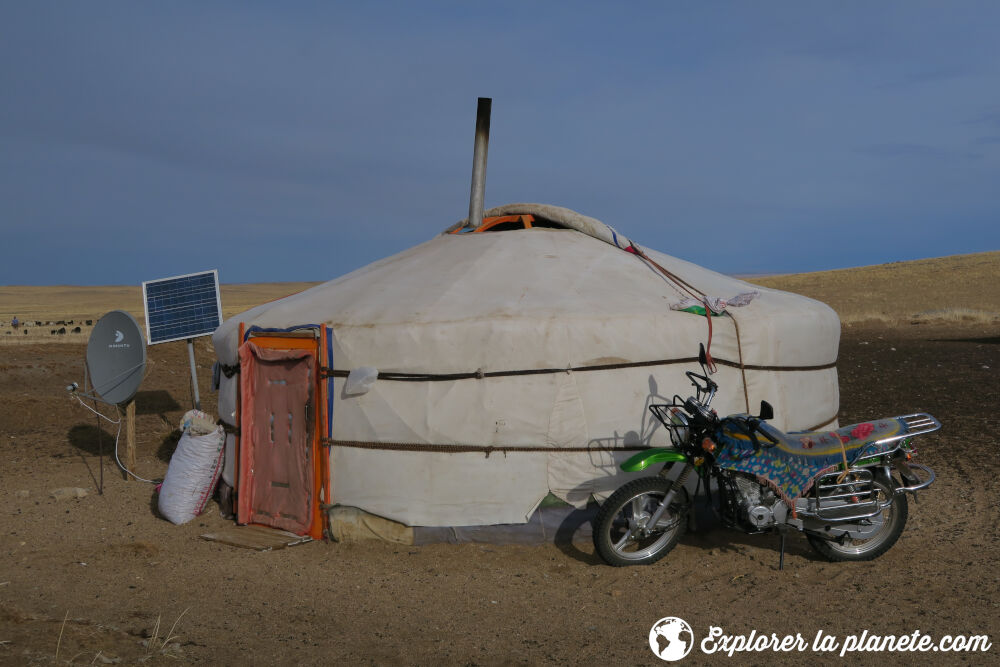 Une yourte des temps moderne avec capteur solaire et antenne pour la télévision satellite en Mongolie.