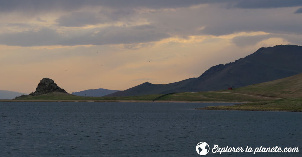 Le lac de Terkhiin Tsagaan Nuur (White lake) en Mongolie.