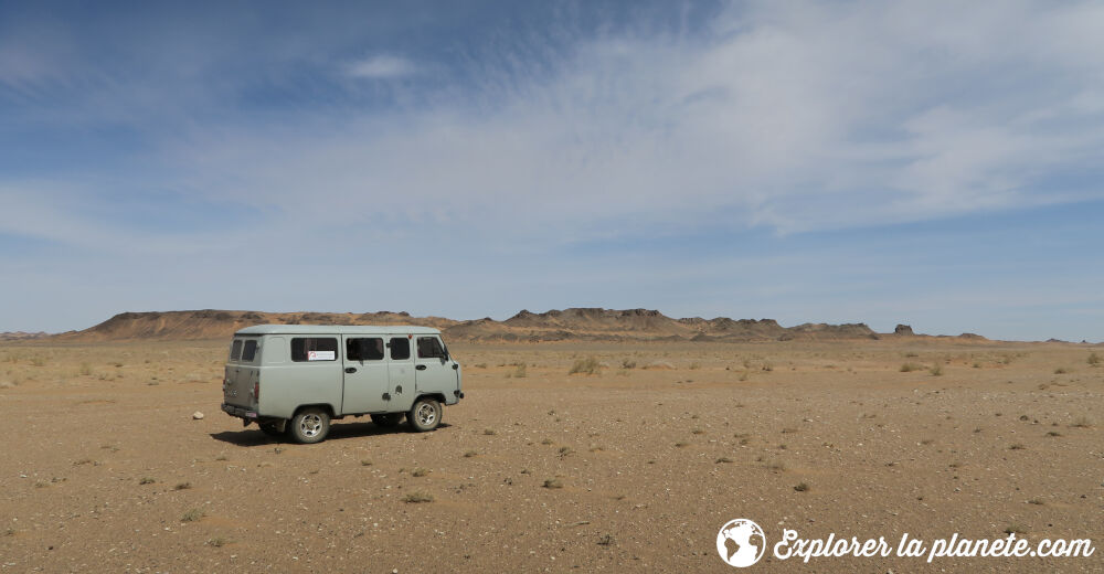 Notre mini-van dans le désert de Gobi en Mongolie.