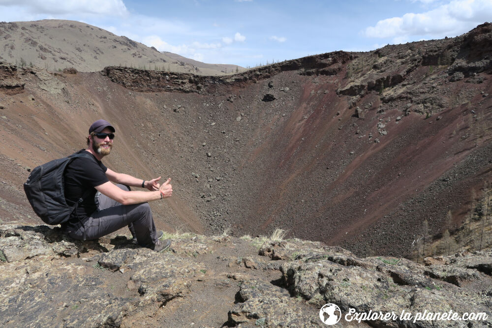 Moi sur le bord du cratère du volcan Khorgo Uul en Mongolie.