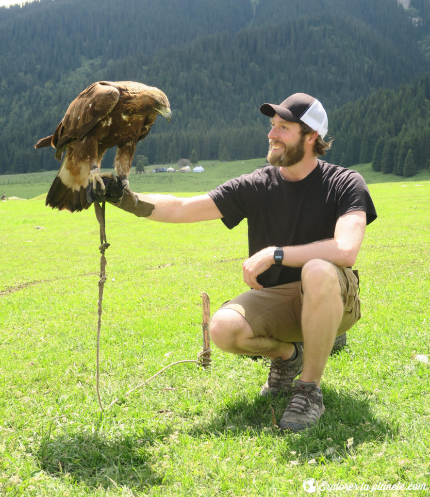 Avec un aigle sur le bras au Kirghizistan.