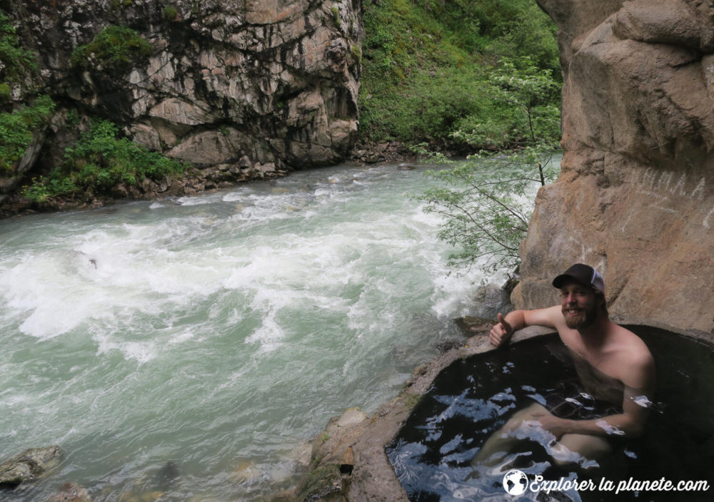 Dans un bain naturel sur le bord de la rivière à Altyn Arashan au Kirghizistan.